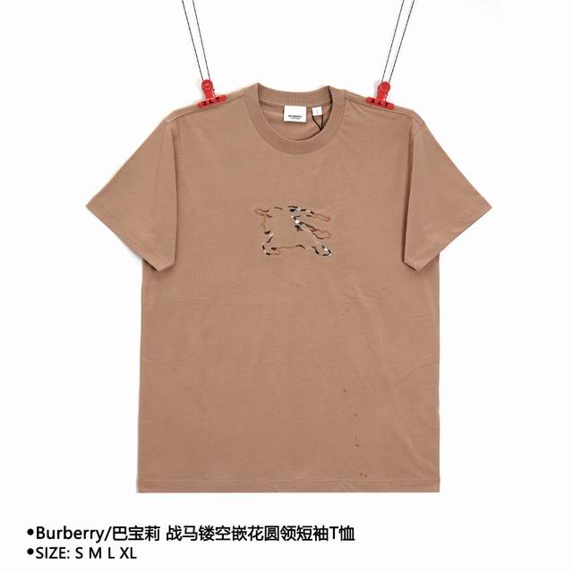 Burberry 巴宝莉 战马镂空嵌花圆领短袖t恤 Size：S M L Xl 颜色：卡其色 穿着方式：圆领 面料：棉 男女同款 款式编号：Xlt7 78989