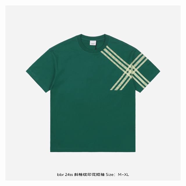 Burberry 博柏利24Ss斜格纹印花短袖 采用32S双纱平纹，配32S双纱1×1螺纹，230克重，螺纹同染无色差，大印花是采用进口数码直喷印花工艺，后领双