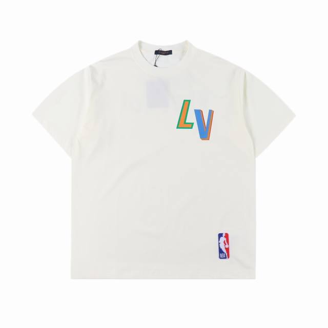 Louis Vuitton & Nba 21Ss 彩虹字母印花短袖 Lv Nba联名短袖工艺说明：此款采用60支双股长绒棉双纱入机240克平纹布，烧毛食毛做无尘