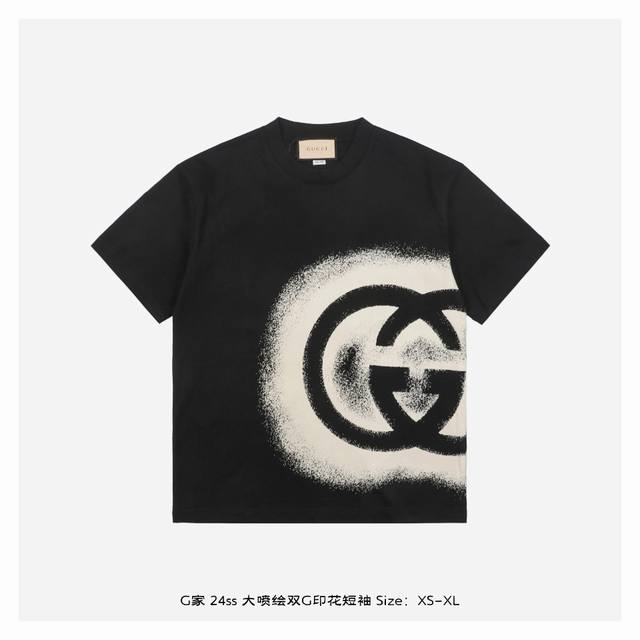 Gucci 古驰 24Ss 大喷绘双g印花短袖 面料采用260克重精梳棉，定制32支1*1螺纹，成衣两遍水洗处理，面料舒适亲肤无异感，定制定染面料,纺织密度高，