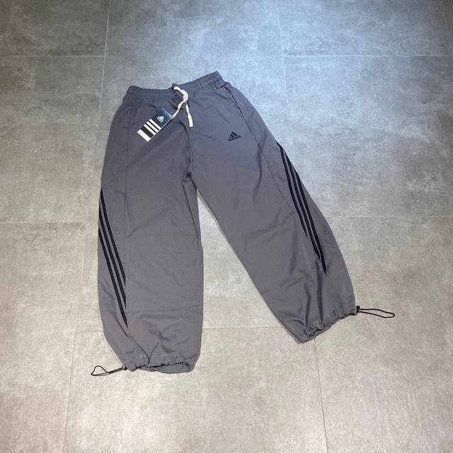 Adidas阿迪达斯 碳灰色三条杠九分裤抽绳运动裤情侣款 Color: 碳灰色 Size: M-Xl M 腰围80 臀围114 裤长88 Cm L 腰围84 臀