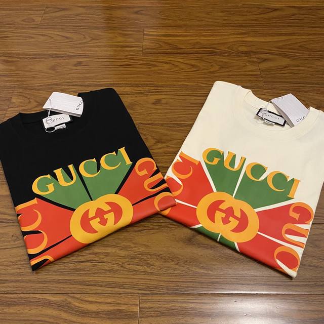 新款上新 控 古驰gucci复古放射性立体字母logo元素肉眼3D情侣款圆领短袖 穿上就是舒适自在 减龄又显瘦的存在，慵懒而随性，结合干净简单的色系就特别耐看，