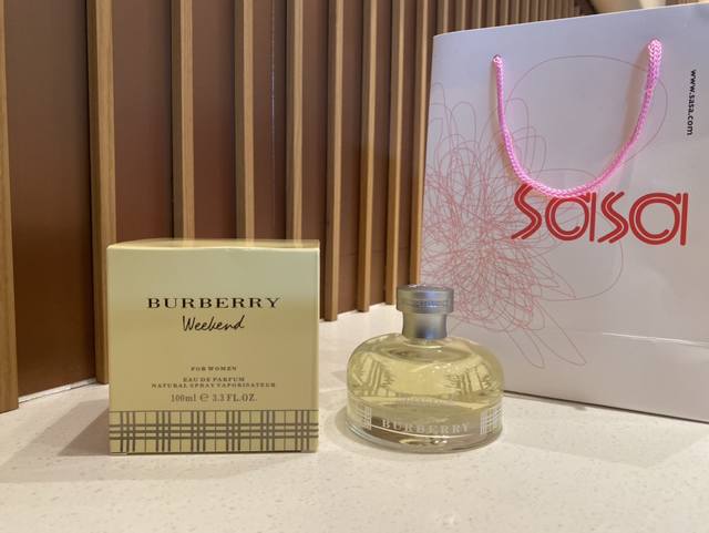 上新！ ，专柜版～配手袋巴宝莉周末edp女士浓香水100Ml！Burberry Weekend For Women。闻到香水的第一反应，就是：啊！Burberr