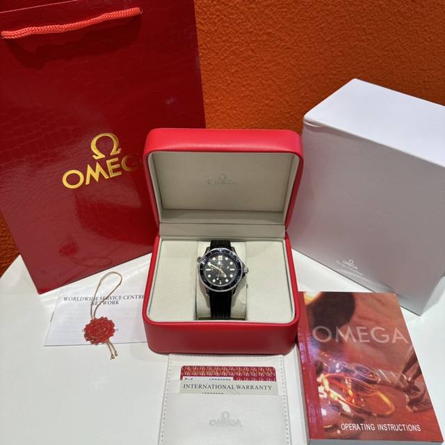 Omega Seamaster 欧米茄海马系列多功能潜水机械腕表，欧米茄海马007系列手表，表盘42Mm，银色表壳，精钢打造。蓝宝石镜面玻璃，橡胶表带，背透机芯