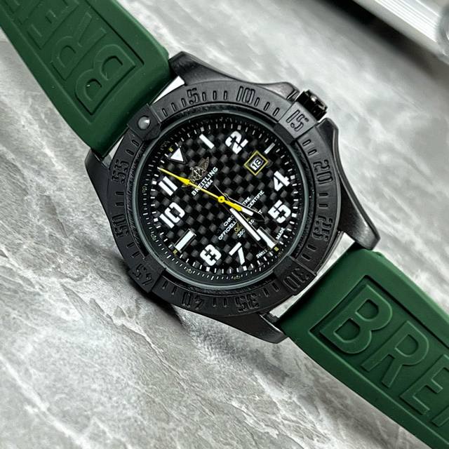 新品上市 百年灵breitling新品黄色指针日历男士石英手表 全套包装 表盘圈口360°旋转，瑞士进口石英机芯，镭射字面。走时精准，送人自留必备时尚单品。 尺