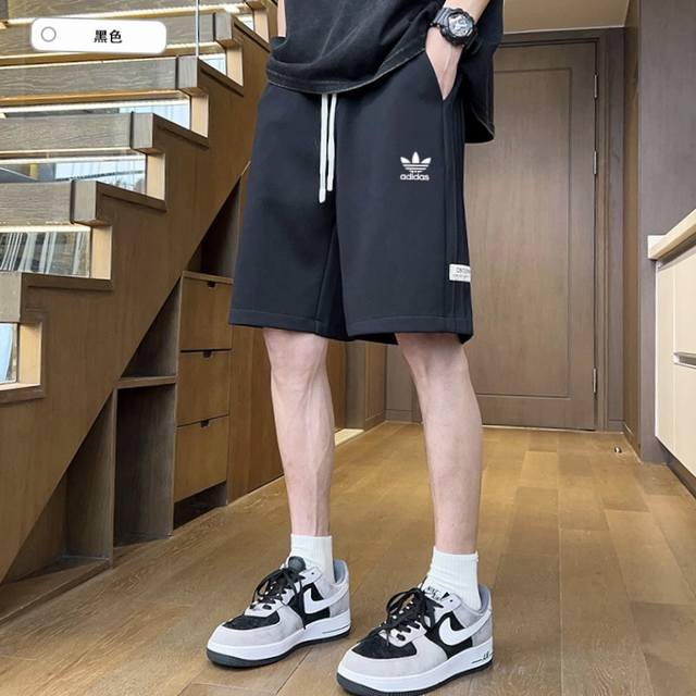 Adidas 阿迪达斯三叶草三杠字母印花宽松运动休闲短裤男女同款 面料采用当下最流行的菠萝格，舒适透气，挺阔有型，侧面特殊工艺三条杠，小标点缀，细节满满，夏季运