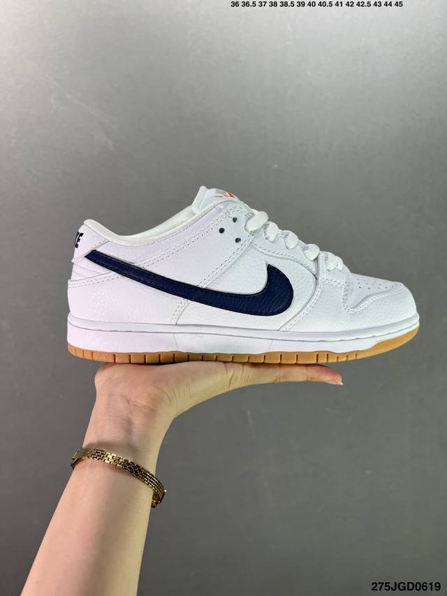 公司级nike Sb Dunk Low “Orange Label” 白蓝生胶整体鞋身非常干净纯白色配上白蓝的 Swoosh 鞋底是黄色生胶配色鞋垫里有两个 N