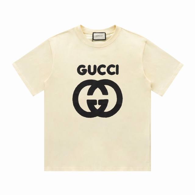 Gucci 古驰24Ss新款logo印花短袖t恤 采用百分百270克纯棉面料，质感柔软顺滑 采用进口专机高温热固油墨丝网印花，看得到的立体层次，设计上则极其简约