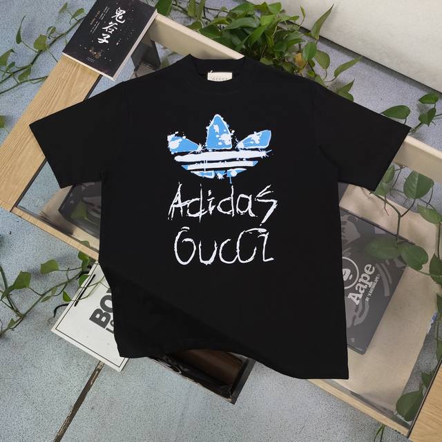 上新 款号：Ckg08 高版本 2024新款gucciadidas古驰联名阿迪达斯三叶草莲花字母图案logo印花休闲情侣宽松短袖t恤，Oversize宽松版型，