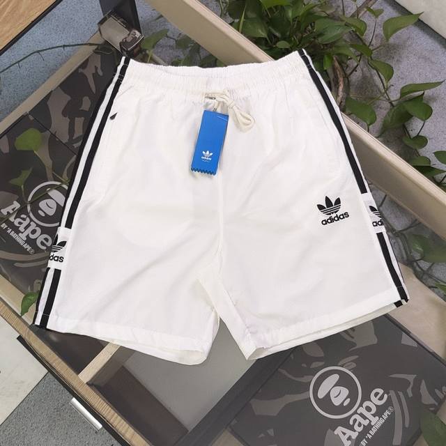 上新 款号：Dg8110 2024新款adidas阿迪达斯拆修三叶草莲花图案绣花侧边三道杠休闲情侣梭织速干短裤五分裤，高弹透气，速干抗皱！不紧绷！休闲运动必不可