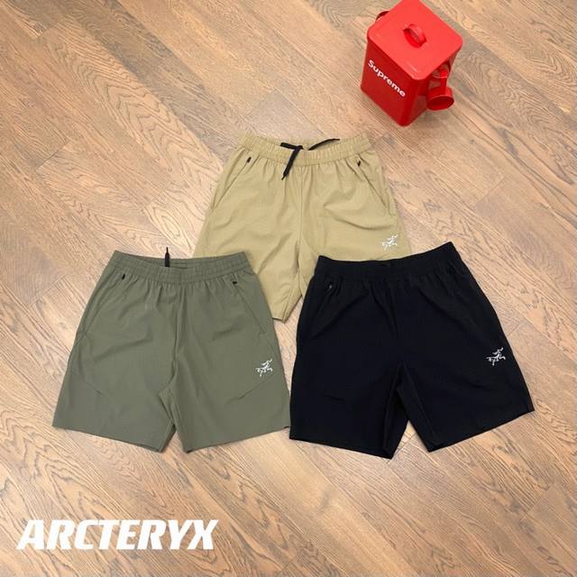 上新上新 Arcteryx 始祖鸟夏季新款速干梭织压胶反光大标运动短裤 休闲运动都可驾驭，夏季出行必备百搭短裤 采用高品速干梭织面料，上身清爽透气，经典简约小l