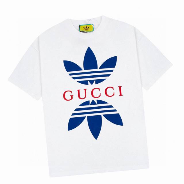 古驰 Gucci 夏季新款 Gucciadidas三叶草徽标圆领短袖t恤 阳光青春系 纯棉面料 柔软亲肤细腻 做工细致 男女同款 宽松版型 时尚又百搭。 Col