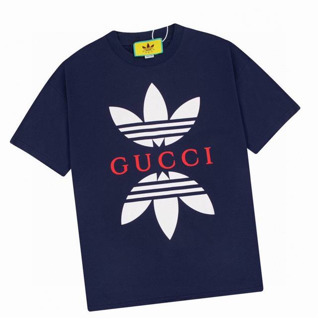 古驰 Gucci 夏季新款 Gucciadidas三叶草徽标圆领短袖t恤 阳光青春系 纯棉面料 柔软亲肤细腻 做工细致 男女同款 宽松版型 时尚又百搭。 Col