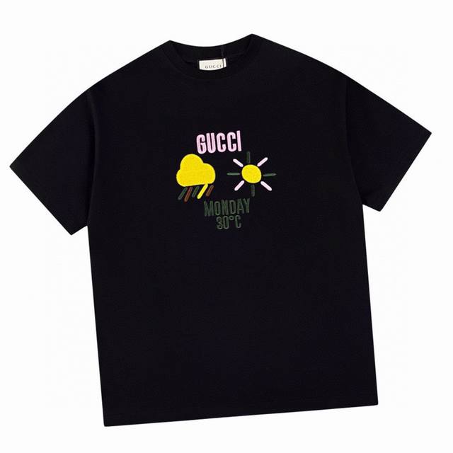 古驰 Gucci 夏季新款 天气图标字母刺绣圆领短袖t恤 选用客供定制针 %纯棉面打造,面料手感细腻，厚实有质感的纯棉布 高密度的机织工艺，如棉絮般柔紧致舒适