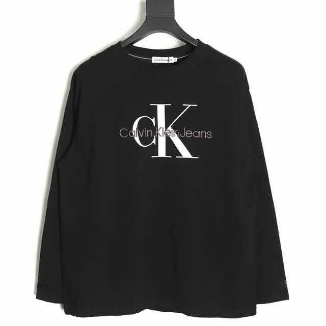 Calvin Klein Ck 基础款休闲圆领长袖 印花+刺绣一体的工艺，成本增加耗时耗力。莱卡面料质感非常细腻 手感柔软平滑 弹性最好 穿着舒适 体贴合身 现