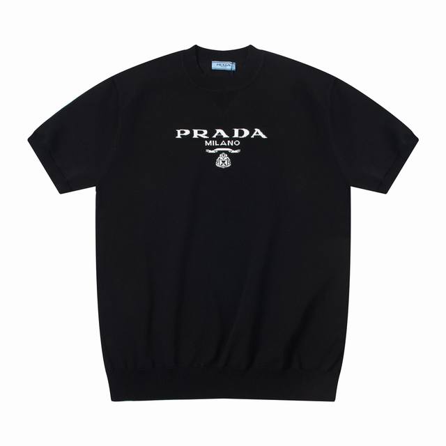 Prada 普拉达 24Ss新款胸前经典字母logo圆领针织短袖t恤。 精梳棉质纱线针织纺棉布面料制作，纯棉的高克重特殊纱，掂起来手感份量十足，上身也比普通t更