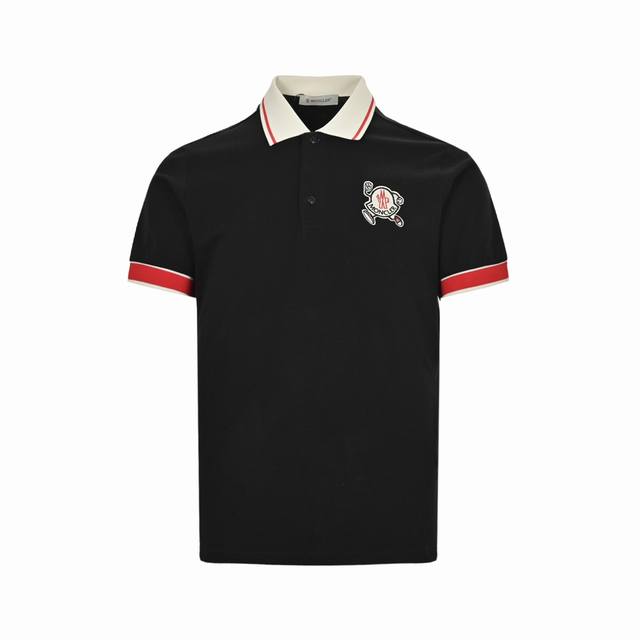 Moncler 蒙口 24Ss 奔跑小人刺绣polo短袖 采用 %棉双面珠地面料，拆解纱线分析，订织蜂窝四角网眼胚布，衣领为双系统提花定织扁机制成，有弹性，不变