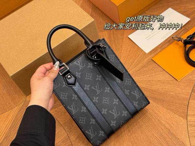 配全套礼盒包装 损坏扣除20 Size：22.19Cm Lv 男士sac Plat Voyager手提包 结构和辅料都时尚青春化， 包包的大小尺码刚刚好， 手感