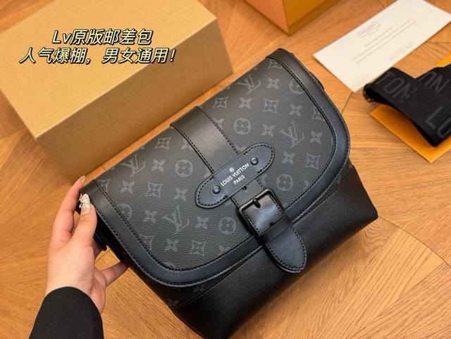 配全套礼盒包装 损坏扣除20 Size：25*22Cm Lv 男士邮差包 Voyager邮差包 结构和辅料都时尚青春化， 包包的大小尺码刚刚好， 手感很软！但是