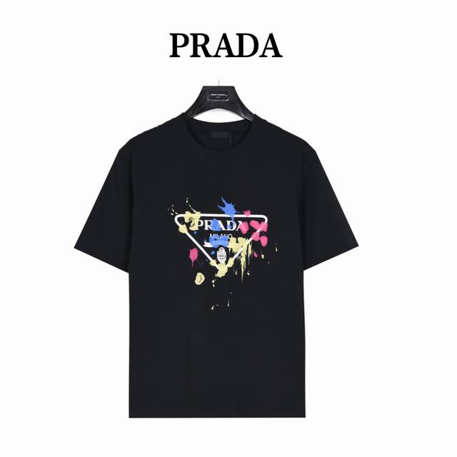 Prada 普拉达 24Ss 多彩涂鸦三角标印花短袖t恤 采用260G双纱纯棉面料，洗水后达280G高克重， 搭配运动鞋清新舒适 逛街约会都适合 叠穿打底就很有