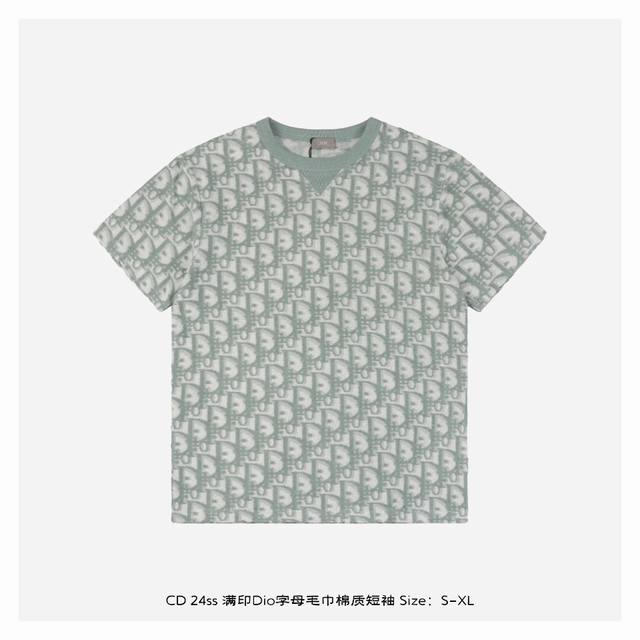 Dior 迪奥 24Ss 满印dio字母毛巾棉质短袖 来自二零二四沙滩装限定系列，突显经典的oblique 印花，采用蓝色和白色棉质混纺毛圈平纹针织面料精心制作