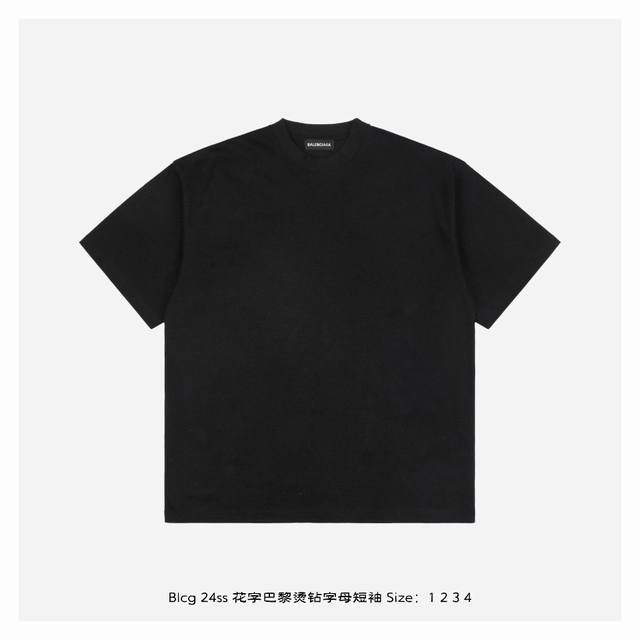 Balenciaga 巴黎世家 24Ss 花字巴黎烫钻字母短袖 采用16支精梳赛络纺平纹布对板环保硫化染色，成衣克重320克，无尘烧毛加食毛工艺，确保布面清晰上