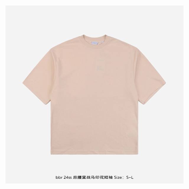 Burberry 博柏利 24Ss 后腰蓝战马印花短袖 面料采用230克重精梳棉，定制32支1*1螺纹，成衣两遍水洗处理，面料舒适亲肤无异感，定制定染面料，纺织