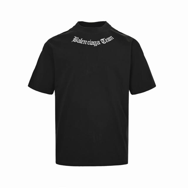 Balenciaga 巴黎世家 24Ss 领口哥特字母刺绣短袖 从欧洲中世纪开始使用并沿用至今颇为流行的哥特字体，给人宗教、摇滚、朋克、哥特的艺术感觉。巴黎设计