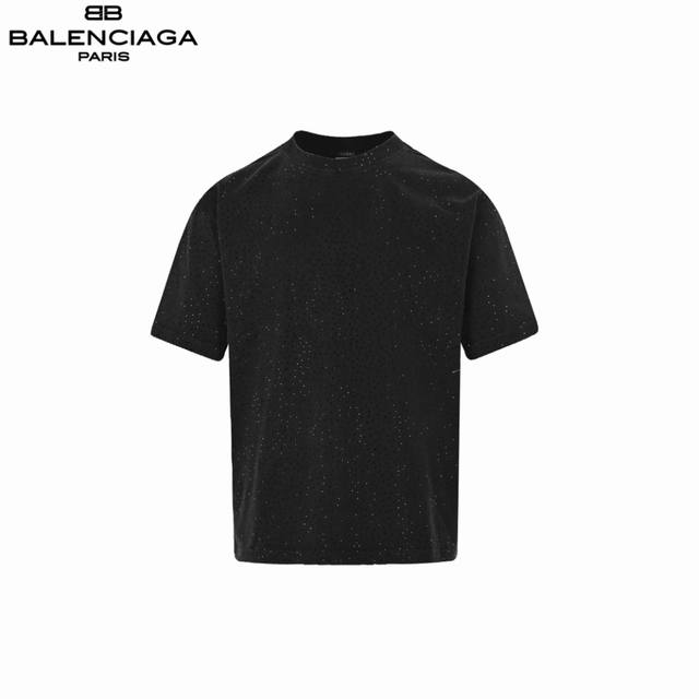 Balenciaga 巴黎世家 满天星烫钻短袖 双纱精梳纯棉高端无尘面料，32针高端纺织螺纹70D超细弹力缝线，接近无感的走线，贴身舒适，将白色胚布进行染洗加砂