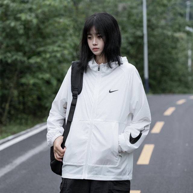 Nike 24 Ss新款经典连帽皮肤衣，男女情侣款。尼龙四面弹40D面料，上身透气冰凉，细腻光滑，轻盈速干，防紫外线级别达到uv50+立体剪裁,完美版型，上身运