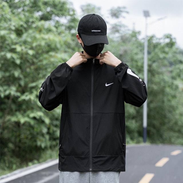 Nike 24 Ss新款经典连帽皮肤衣，男女情侣款。尼龙四面弹40D面料，上身透气冰凉，细腻光滑，轻盈速干，防紫外线级别达到uv50+立体剪裁,完美版型，上身运