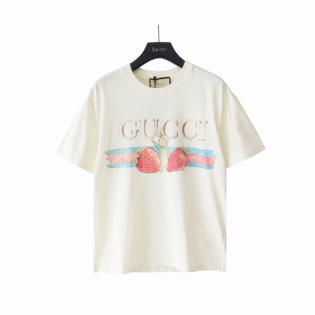 实拍细节图+尺码表 Gucci 古驰 24Ss收获草莓的兔子短袖t桖 面料定织订染版型无差。32支精梳棉针织棉布，240克重棉单面，紧密赛络纺织造，跟以往的款式