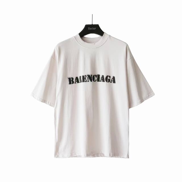 实拍细节图 +尺码表 巴黎世家 Balenciaga 模糊前后logo短袖 袖口下摆采用磨烂工艺 双线的针法加持 走线平直 前后幅字母logo采用喷漆印花工艺