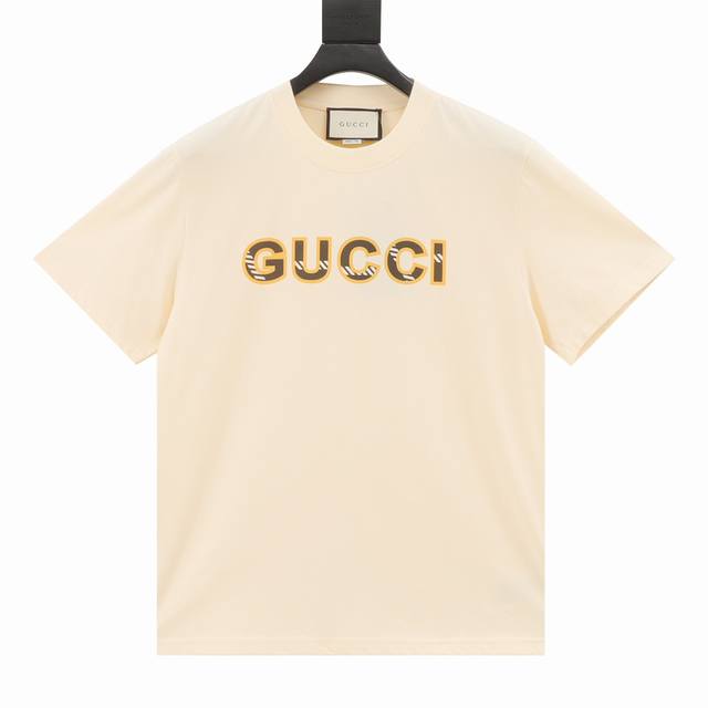 Gucci 斑马线条字母短袖t恤 32支双纱面料克重230克纯棉重磅营造的 纺织密度高 垂感佳 不易变形 厚织感加上紧密纺纱工艺 不会影响tee的透气性 成色的