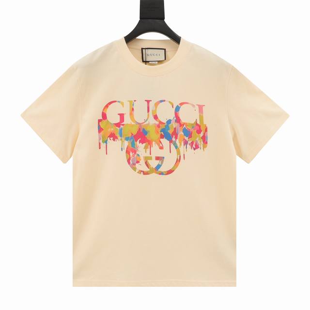 Gucci 彩绘字母短袖t恤 32支双纱面料克重230克纯棉重磅营造的 纺织密度高 垂感佳 不易变形 厚织感加上紧密纺纱工艺 不会影响tee的透气性 成色的饱和