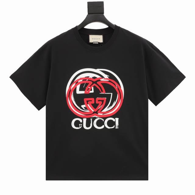 Gucci 双g涂鸦logo短袖t恤 32支双纱面料克重230克纯棉重磅营造的 纺织密度高 垂感佳 不易变形 厚织感加上紧密纺纱工艺 不会影响tee的透气性 成