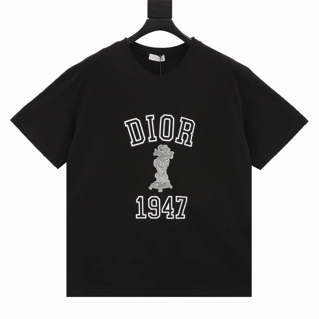 Dior 迪奥 波比狗植绒印花短袖 棉质竹节平纹针织面料、Bobby 和 Dior 1947 标志工艺、仿旧效果、罗纹圆领！采用26S棉质竹节平纹面料， G；搭