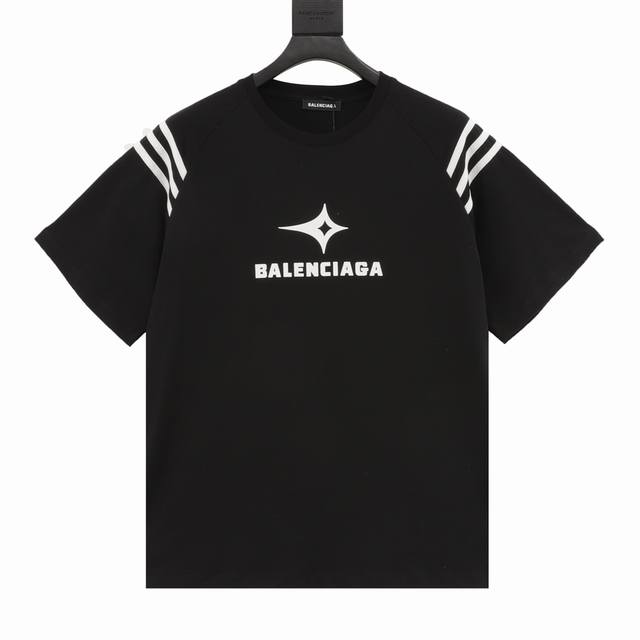 Balenciaga巴黎世家 拼接字母印花圆领短袖 采用双纱平纹， %棉，32支双纱棉高密布，面料用的是国产新疆优质棉纱，新疆棉花是国产棉花中公认的优等材料。大