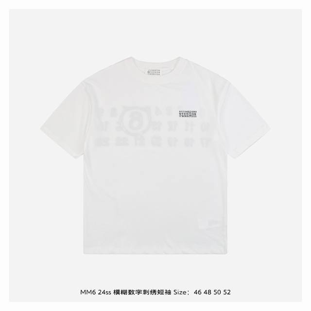 Maisonmargiela 马吉拉 24Ss 模糊数字刺绣短袖 面料采用26支精棉双纱230克，经过高温预缩处理克重高达260克，触感细腻柔软，质地透气，配套