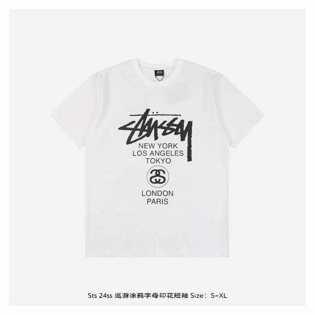 Stussy 斯图西 24Ss 巡游涂鸦字母印花短袖 面料采用220克重精梳棉，定制32支1*1螺纹，成衣两遍水洗处理，面料舒适亲肤无异感，定制定染面料， 纺织