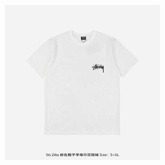 Stussy 斯图西 24Ss 粉色骰子字母印花短袖 面料采用220克重精梳棉，定制32支1*1螺纹，成衣两遍水洗处理，面料舒适亲肤无异感，定制定染面料， 纺织