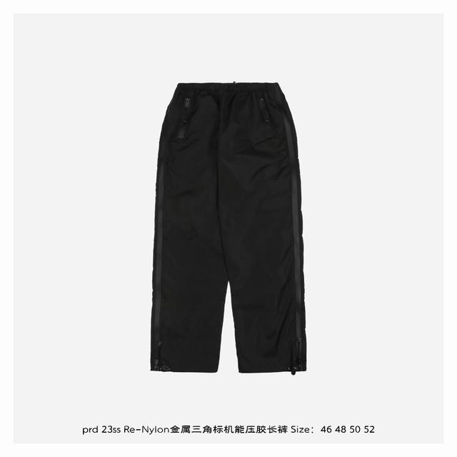 Prada 普拉达 23Ss Re-Nylon金属三角标机能压胶长裤 特定进口再生尼龙 Econyl 面料，通过解聚和再聚合技术，提纯海洋塑料回收物制成，以可持