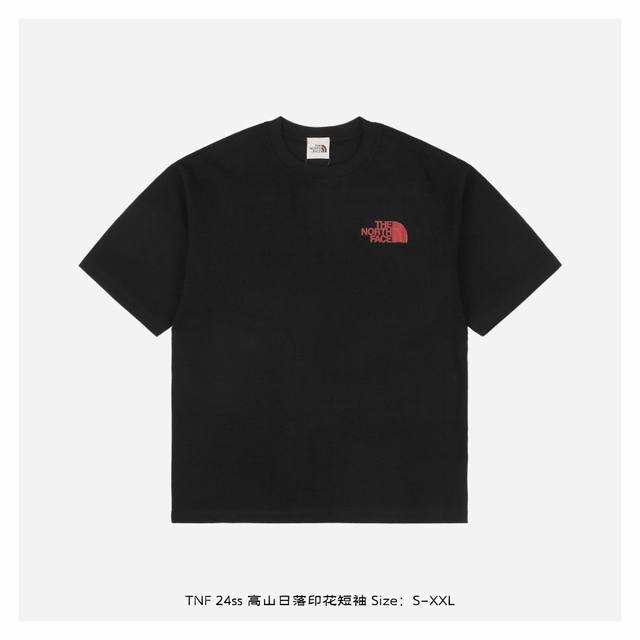 The North Face 北面 24Ss 高山日落印花短袖 面料采用230克重精梳棉，定制32支1*1螺纹，成衣两遍水洗处理，面料舒适亲肤无异感，定制定染面