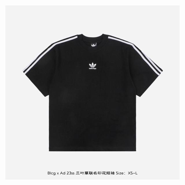 Balenciaga X Adidas 23Ss 三叶草联名印花短袖 面料采用330克平纹32支双股双纱紧密赛络纺进口“福原”牌大圆机织造而成，双面做蚀毛无尘处