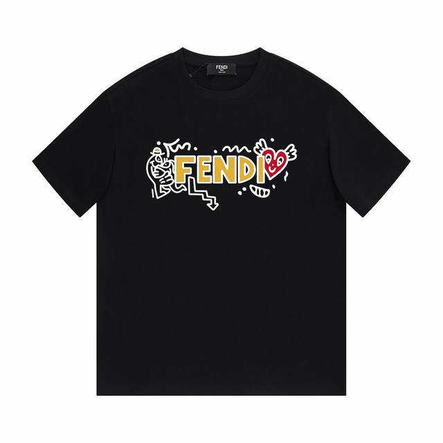 Fendi 芬迪七夕限定系列涂鸦短袖t恤,优雅的设计看起来气质满满！版型剪裁特别有讲究！上身很洋气显瘦内搭外穿都看高密针织圆领设计，平整简约！亲肤透爽！T恤面料