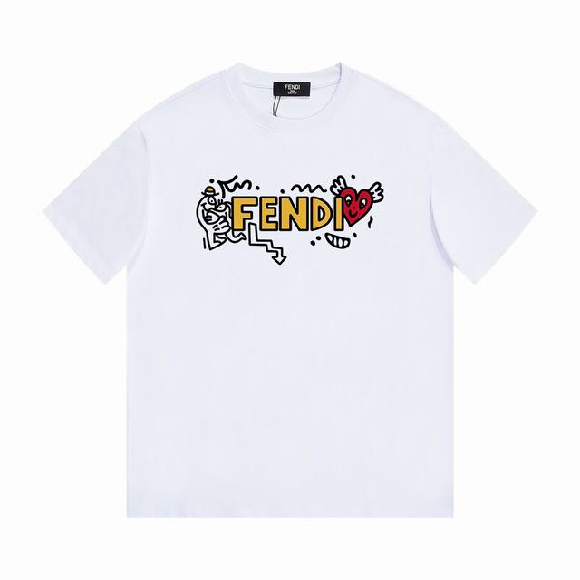 Fendi 芬迪七夕限定系列涂鸦短袖t恤,优雅的设计看起来气质满满！版型剪裁特别有讲究！上身很洋气显瘦内搭外穿都看高密针织圆领设计，平整简约！亲肤透爽！T恤面料