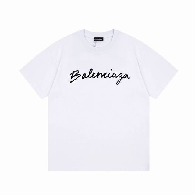 Balenciaga 巴黎世家草写字母短袖， 品质升级，精致做工，手感柔软，充满了复古工艺还拥有厚实的手感，标志性的图标，独有的辨识度。高克重纯棉质感一流！男女