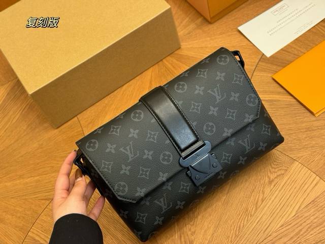 配全套礼盒包装 损坏扣除20 盒size：28*18Cm Lv 男士邮差包 Voyager邮差包 结构和辅料都时尚青春化， 包包的大小尺码刚刚好， 手感很软！但