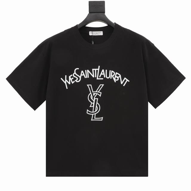 Yves Saint Laurent 圣罗兰 弧形字母印花短袖t恤 面料采用定制240G 26支特滑双股精棉平纹高密无尘全棉布料。前幅高密度加厚，走线平整，代工