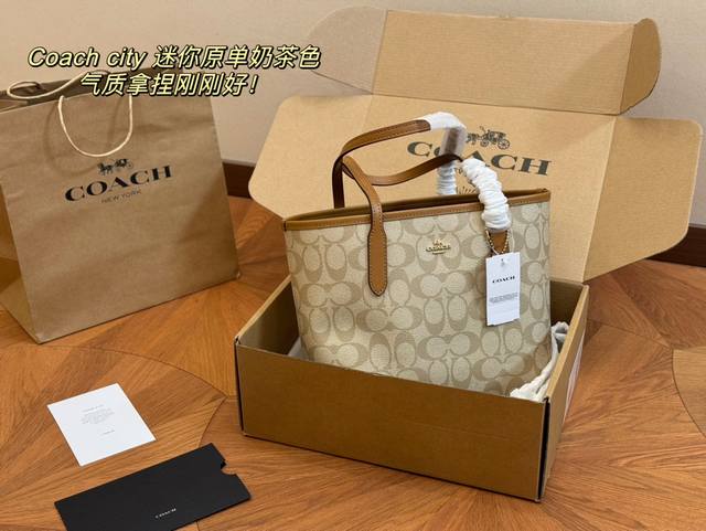 配全套礼盒包装 损坏扣除20 Size：22*20Cm 超级轻便 蔻驰新款mini托特 City23这个尺寸太友好啦 之前觉得tote太大的姐妹 现在出了新款大